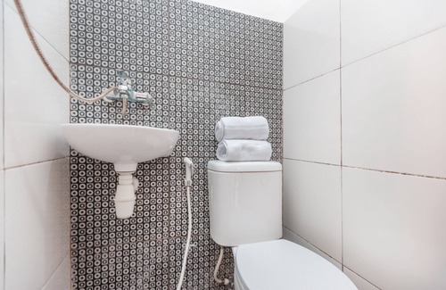 Jakarta Hotel | Super OYO 2223 J&b Room Utan Kayu