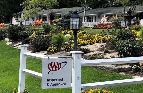 Lincolnville House | Super Room Rental with Decks in a Bed and Breakfast Getaway near Camden, Maine
