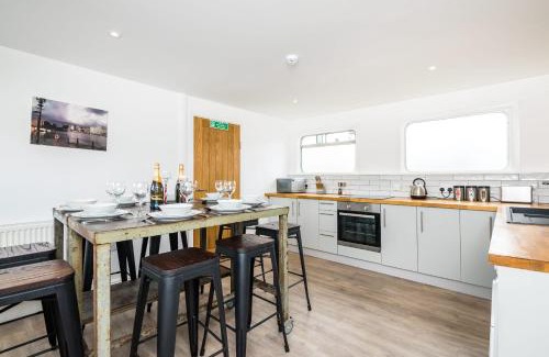 Liverpool House | Super Size Static Duplex Barge 3 double bedrooms plus 3 triple bedrooms all with modern en-suites