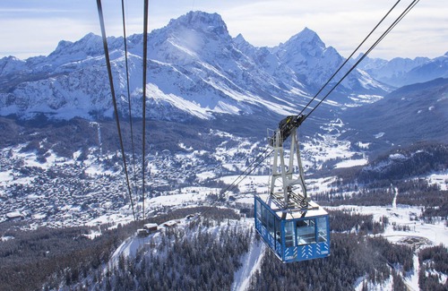 Cortina d'Ampezzo Historic Centre Apartment | Super Suite! Hotel Alaska in the center of Cortina
