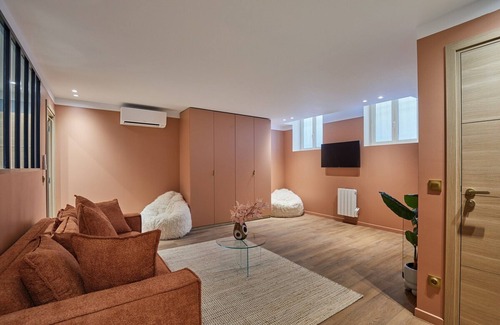 Quartier Sainte-Marguerite Apartment | Superb AC Apartment Center of Paris