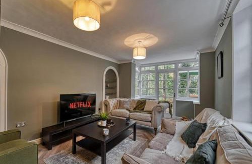 Bridgnorth House | Superb Bridgnorth House with Parking & Garden Perfect for Families and Business - Sleeps 6 by PureStay