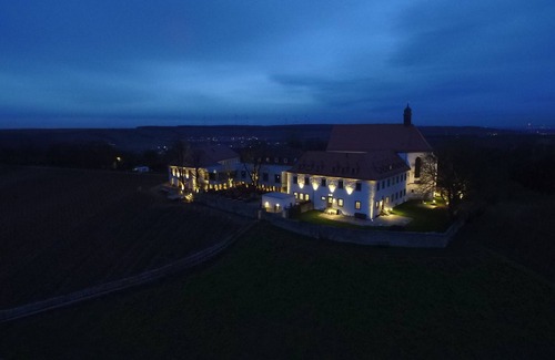 Volkach Apartment | Superior double room (20-25sqm) with side vineyard view and breakfast buffet
