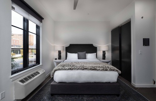 West End Hotel | Superior King Suite | 121 Hotel by AvantStay
