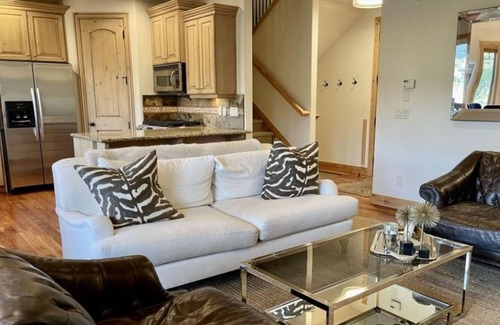 Canyon Links House | Superior Mountain Views, 2 Fireplaces! Close to Skiing, Shopping and Dining!