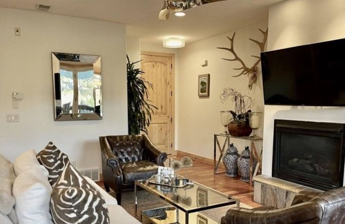 Canyon Links House | Superior Mountain Views, 2 Fireplaces! Close to Skiing, Shopping and Dining!