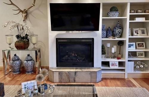 Canyon Links House | Superior Mountain Views, 2 Fireplaces! Close to Skiing, Shopping and Dining!