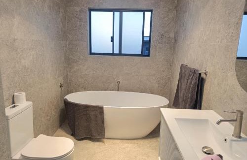 Guildford West House | Superior Twin Room in Spacious and Modern Home - NR10