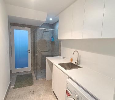 Guildford West House | Superior Twin Room in Spacious and Modern Home - NR10