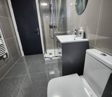Grangetown Apartment | SuperValue Suite 7 - Fast WiFi, Hotel Linen, Keyless Entry, City only 10 Mins - BY PROPERTY PROMISE