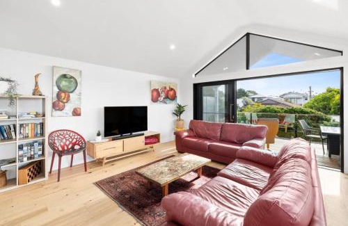 Torquay House | Surf and Sea Torquay 650m to beach