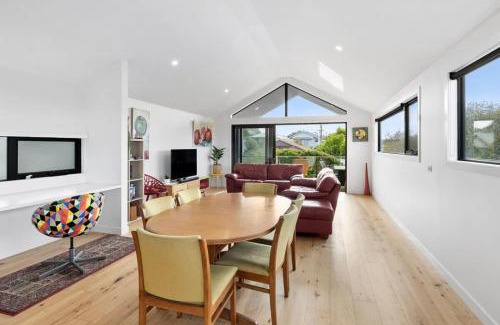 Torquay House | Surf and Sea Torquay 650m to beach