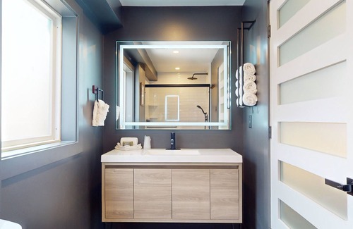 North End Hotel | Surf Club - King Bed, 2 Mins to OC Beach & POOL