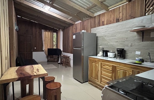 Dominicalito House | Surf Shack: 5 min to Beach/5 min to Waterfall: Great Wi-Fi - Sleeps 5