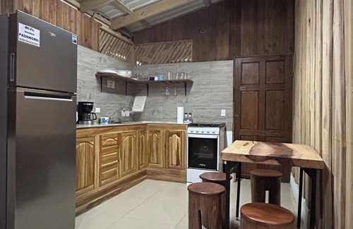 Dominicalito House | Surf Shack: 5 min to Beach/5 min to Waterfall: Great Wi-Fi - Sleeps 5