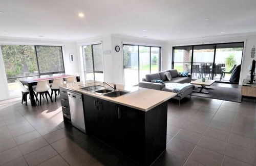 Inverloch House | Surf Side At Beaches Beach House- Free Linen Hire, Wi Fi and Streaming Services!
