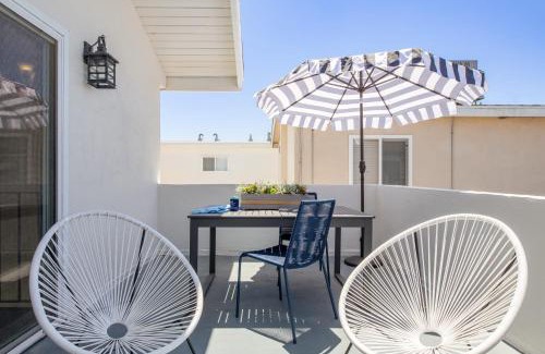 West Newport Apartment | Surfrider II by AvantStay Walk to the Beach Balcony