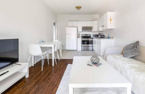 Fleetwood House | Surrey 2-Bedroom Retreat near Local Attractions