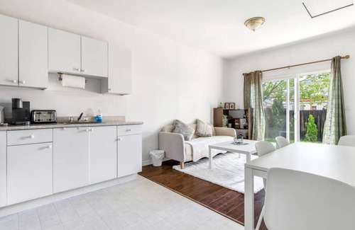 Fleetwood House | Surrey 2-Bedroom Retreat near Local Attractions