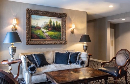 Historic District Hotel | Surrounded with History! Pet-friendly Accommodation