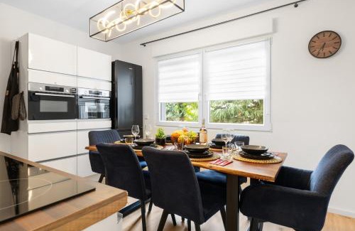 Rhein-Erft-Kreis District Apartment | Svyvo Apartments Brühl - Parking Kitchen Balcony