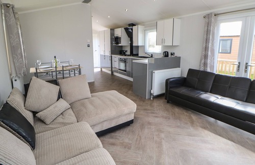 Hutton Rudby Cottage | SWALEDALE LARGE POD, pet friendly, with hot tub in Hutton Rudby