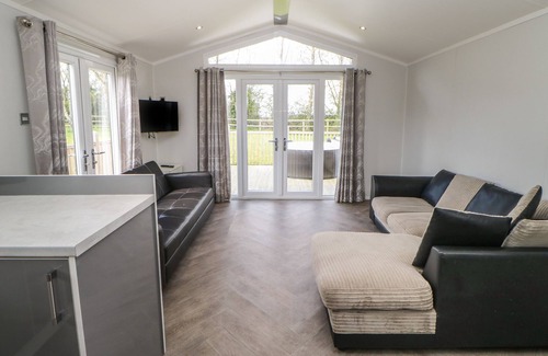 Hutton Rudby Cottage | SWALEDALE LARGE POD, pet friendly, with hot tub in Hutton Rudby