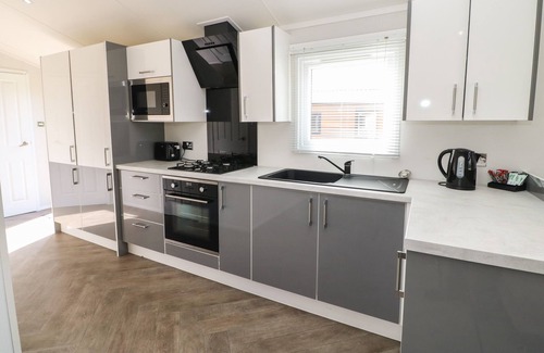 Hutton Rudby Cottage | SWALEDALE LARGE POD, pet friendly, with hot tub in Hutton Rudby