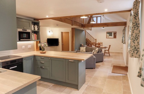 Edenbridge Cottage | SWALLOWS LODGE, pet friendly, with open fire in Dormansland