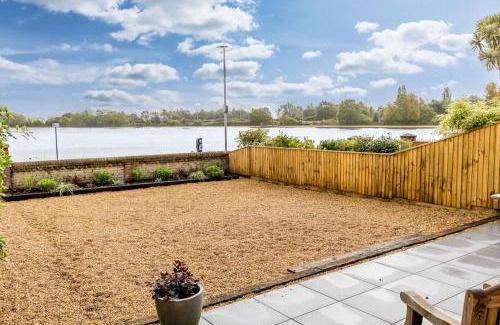 Poole Apartment | Swan Lake - Stunning Lakeside Apartment with Private Garden