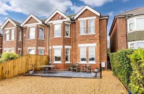 Poole Apartment | Swan Lake - Stunning Lakeside Apartment with Private Garden