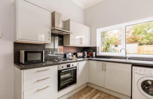 Poole Apartment | Swan Lake - Stunning Lakeside Apartment with Private Garden