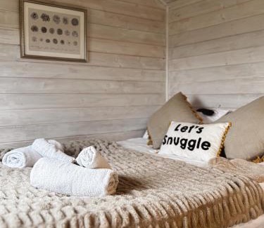 Pershore Apartment | 'Swan' Lakeview Lodge