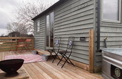 Pershore Apartment | 'Swan' Lakeview Lodge