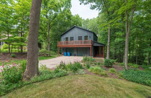 Saugatuck House | Swan Lodge - Walking distance to downtown Saugatuck - Modern Cabin Getaway!