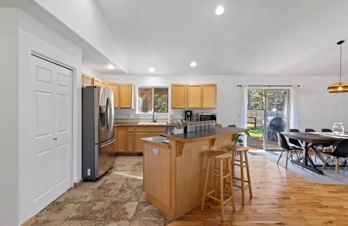 Oregon Water Wonderland House | Swan Rd Getaway w/Hot Tub - Near Mt. Bachelor