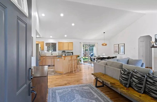 Oregon Water Wonderland House | Swan Rd Getaway w/Hot Tub - Near Mt. Bachelor