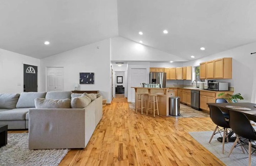 Oregon Water Wonderland House | Swan Rd Getaway w/Hot Tub - Near Mt. Bachelor