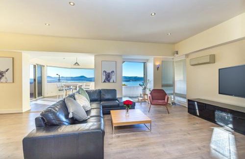 Sandy Bay House | Swan Sea Retreat - Stunning 360 Waterfront views