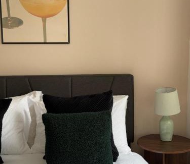 Swiss Cottage Apartment | Swanky two bedroom flat with balcony near swiss cottage and regents park