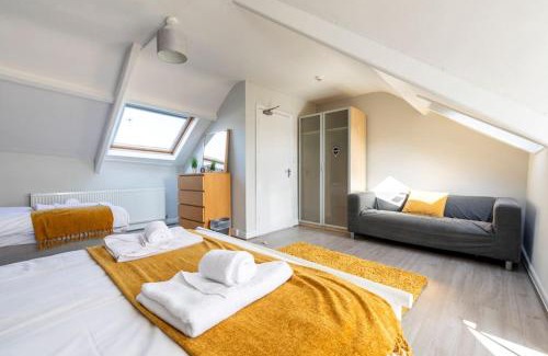 Uplands House | Swansea Beach Townhouse - 350 yard from the beach!