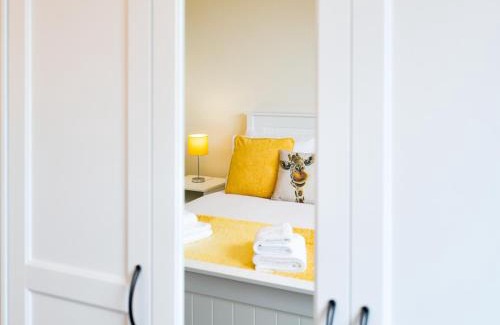 Castle Apartment | Swansea Marina - Sleeps 4 - Underground parking