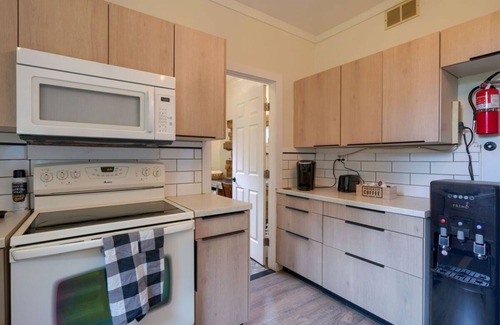 South Bloomingville Cabin | Swaying Pines Cabin with EV Charging Station