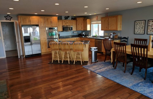 Bayshore House | Sweeping ocean views on two levels, spacious oceanfront house!