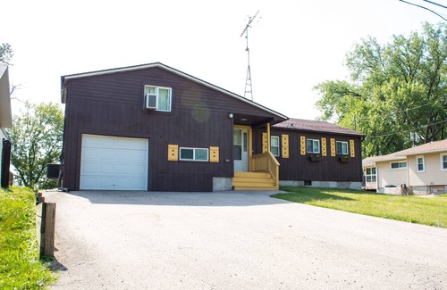 Edgerton House | Sweet beach front on Lake Koshkonong w/lots of room & a Paddleboat