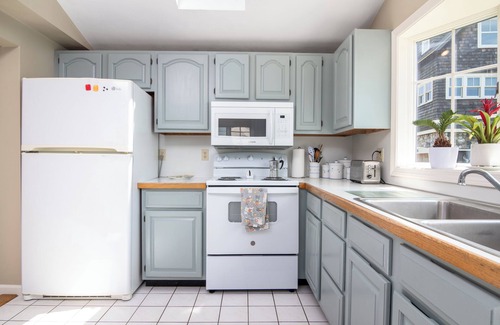Snug Harbor House | Sweet Family Cottage on Beautiful Potter's Pond in East Matunuck