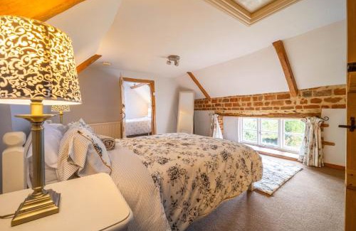 Great Hockham House | Swift Host - 2 Bedrooms - Period Cottage - Garden - Village Location - Dog Friendly