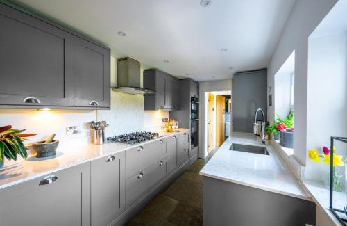Thorpe St Andrew House | Swift Host - Flint Cottage - 2 Bedroom - Close to River - Parking