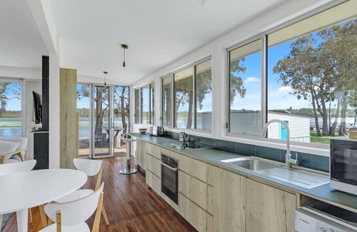 Erowal Bay House | Swim Two Birds, Waterfront Erowal Bay