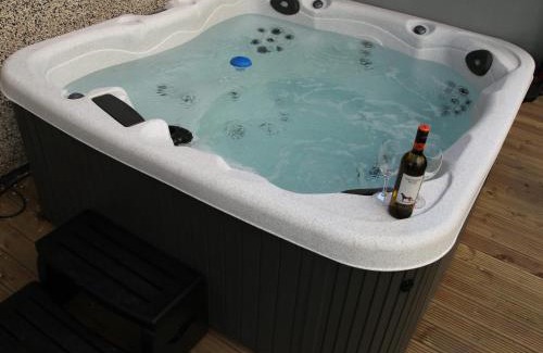 Barmouth House | Swyn y Mor beach close Pet friendly hot tub